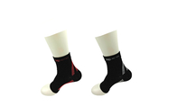 La buona pressione della gamba di elasticità colpisce con forza le calze nere di compressione per gli uomini