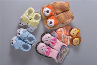 I calzini resistenti tricottati del bambino del cotone di slittamento per tengono la dimensione su ordine calda