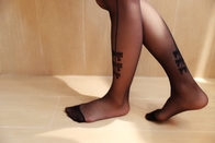 Modellando le calze di seta delle donne dell'alfabeto del collant le calze lunghe sexy anneriscono stampato